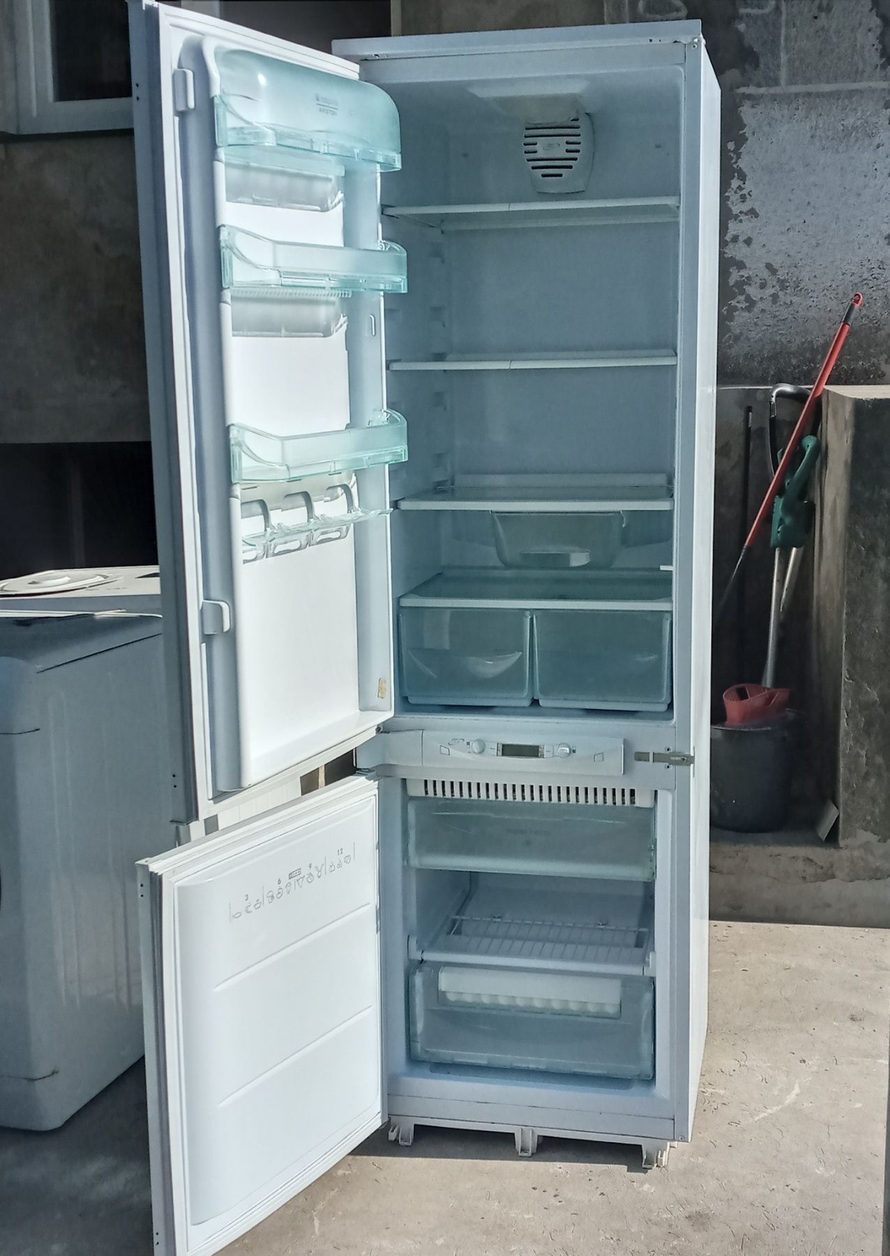 Холодильник вмонтований Ariston