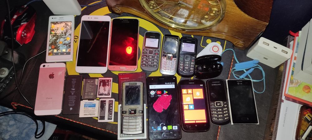 Тилефон NOKIA SONY та різні, на запасні частини деякі.