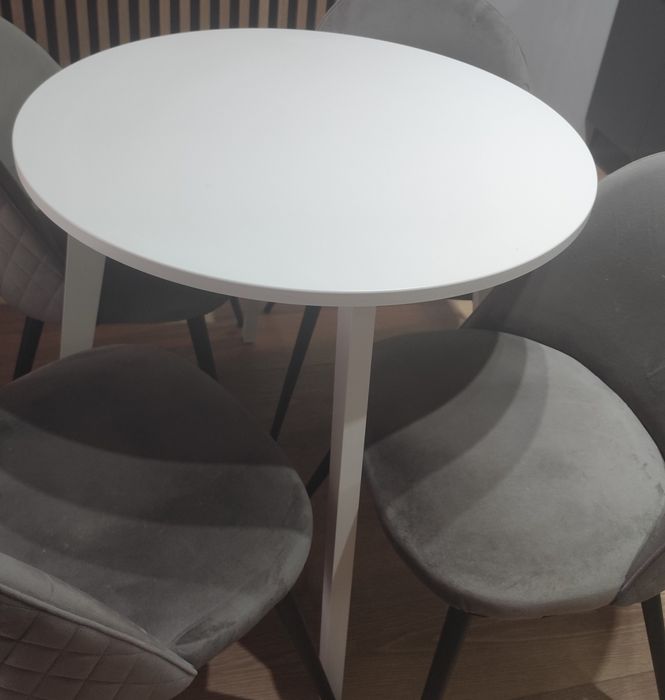 Stół okrągły nierozkładany średnica 80 cm.