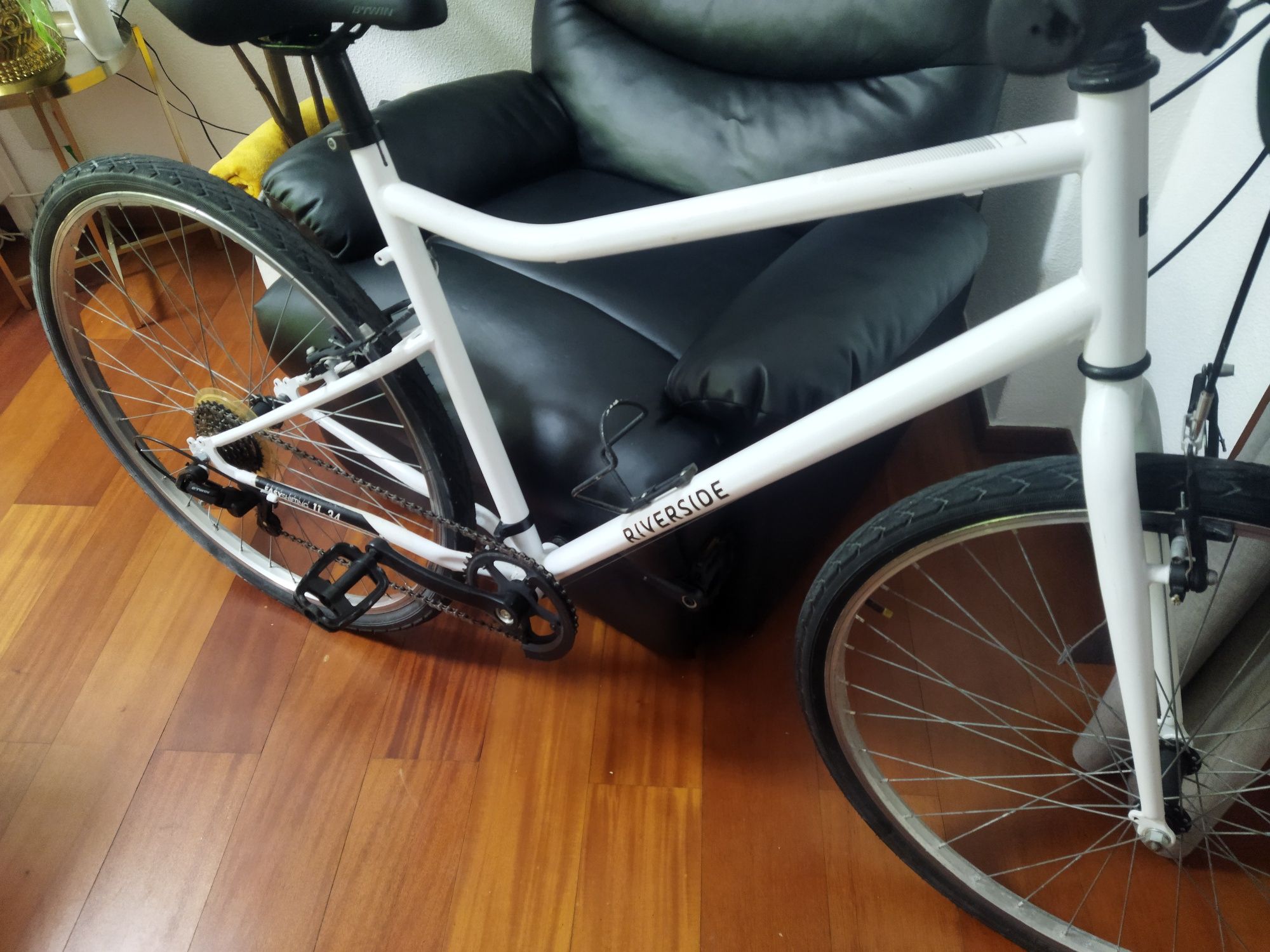 Bicicleta de Trekking Riverside 120 branca