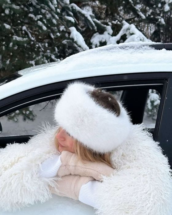 Біла хутряна повʼязка на голову