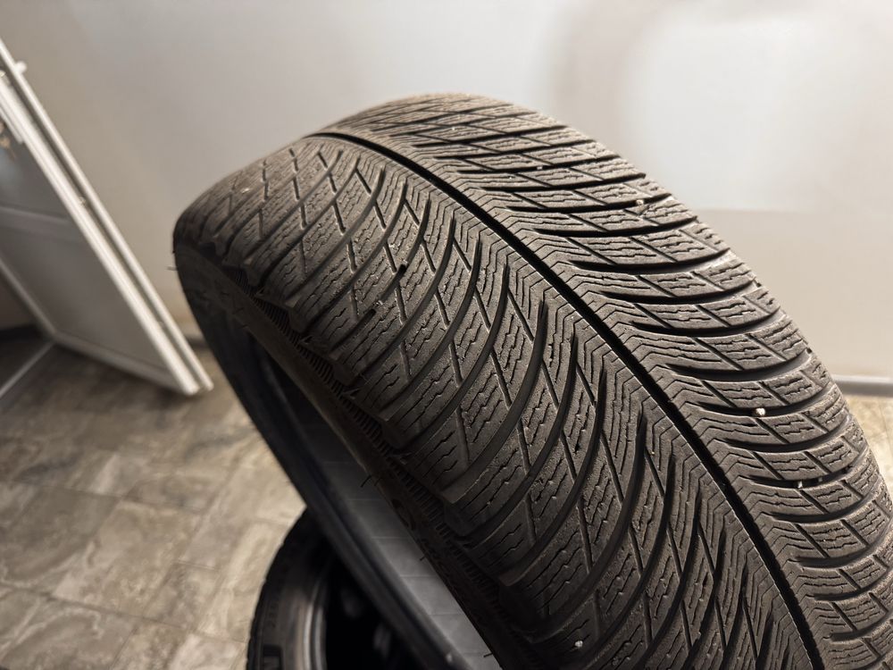 Продам зимние шины 235/45/R18