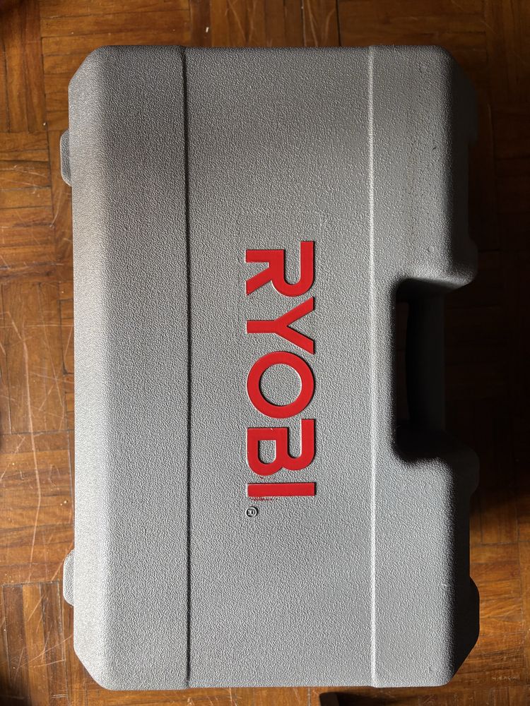 Lixadeira RYOBI.