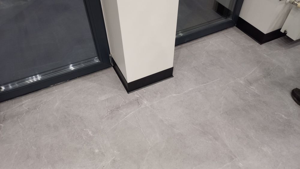 Монтаж  плинтуса,ламината