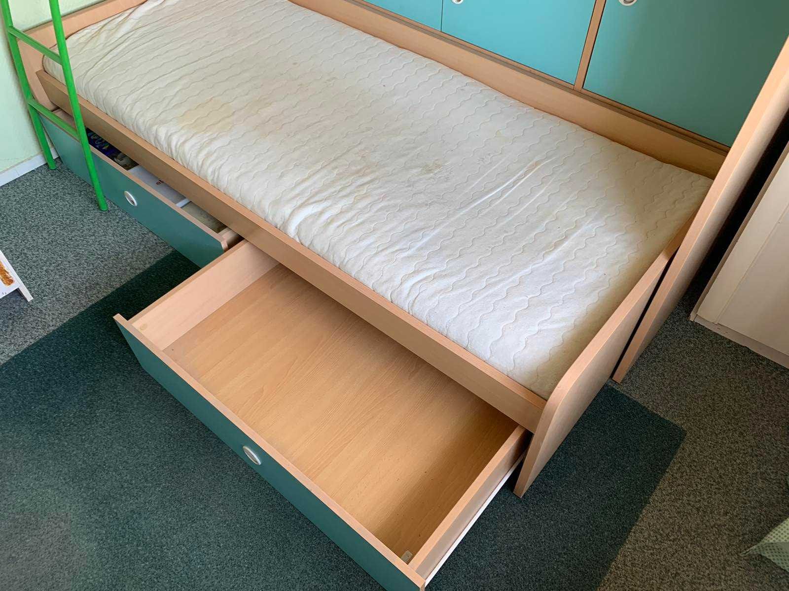 Продам двух-ярусную спальную кровать.