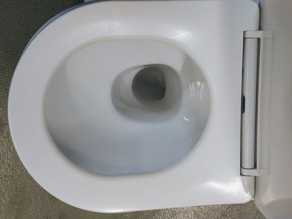 Miska WC wisząca z deską wolnoopadającą. Mocowania, kompletna.