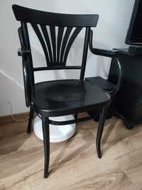 Czarne drewniane krzesło thonet