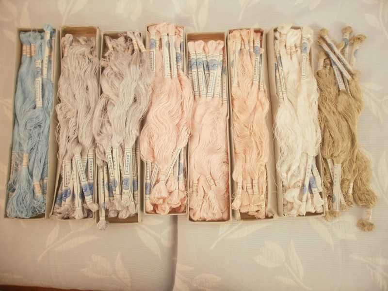 8 caixas de Linhas de seda para bordar