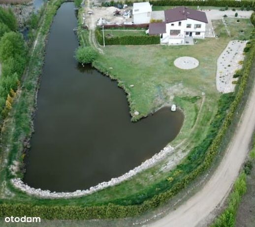 Energooszczędny  dom z dużą posiadłością i stawem,