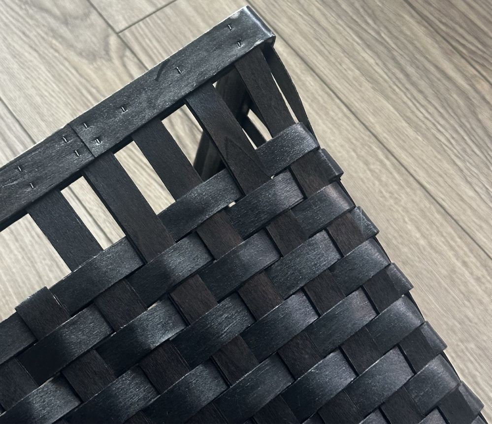 Czarny kosz wiklinowy marka IKEA