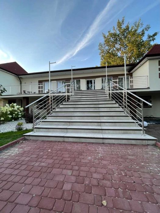 Balustrady i poręcze na klatki schodowe ze stali nierdzewnej
