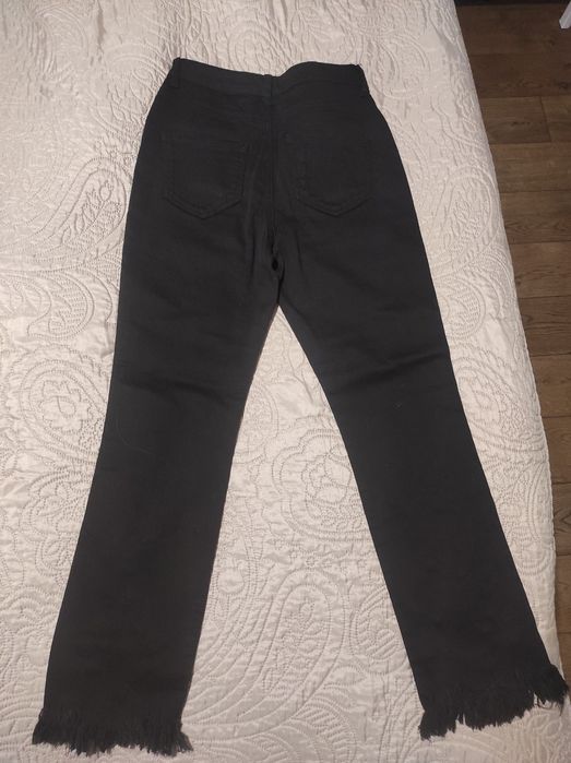 Czarne spodnie Calzedonia z ozdobami