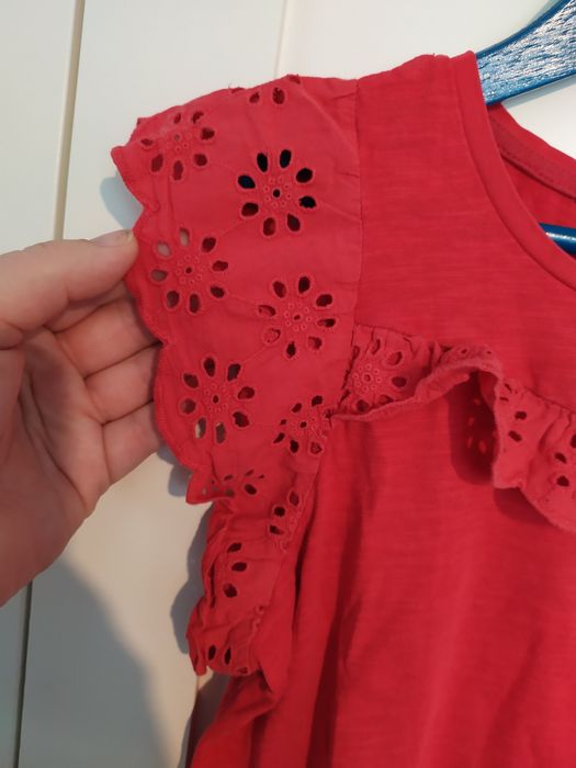 H&M czerwona koszulka z haftem 134/140