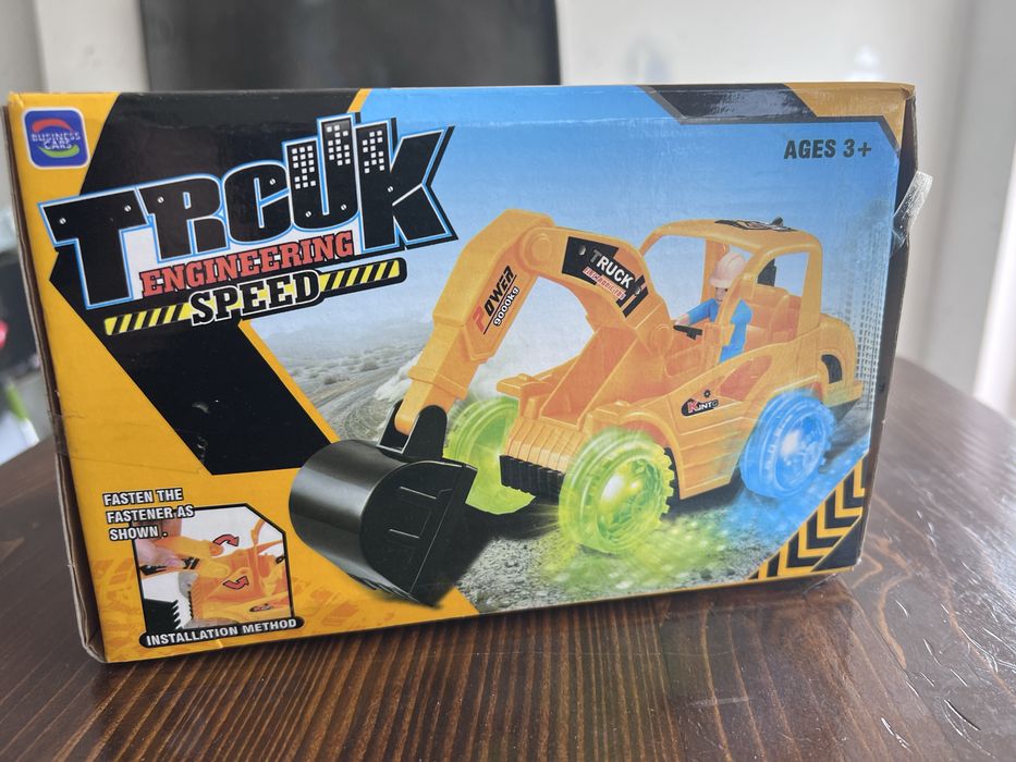 Детский трактор на батарейках, светится и ездит