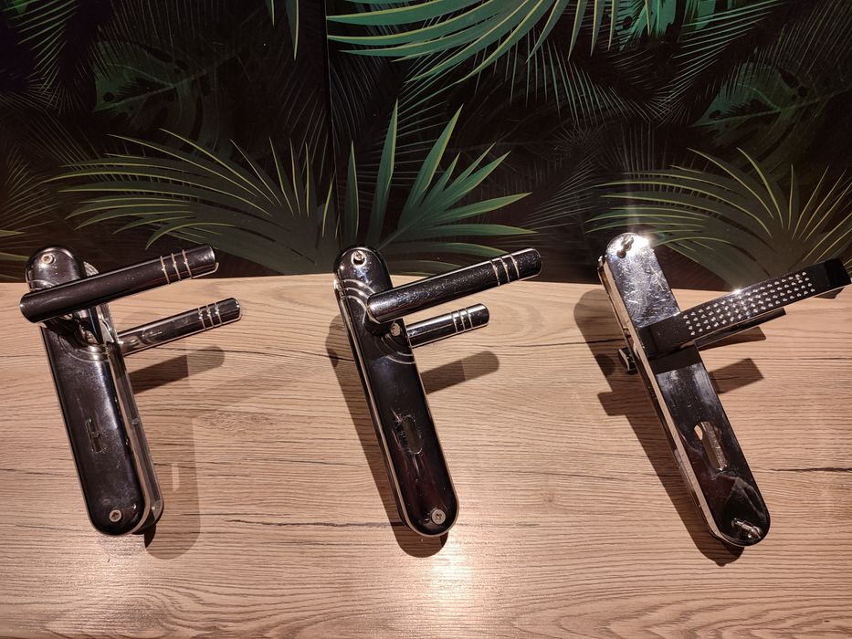 Klamki do drzwi z szyldem