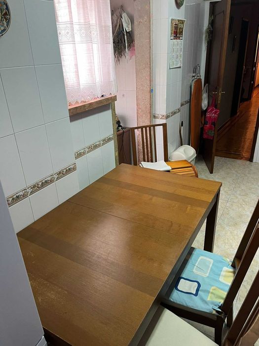 Mesa de cozinha e cadeiras