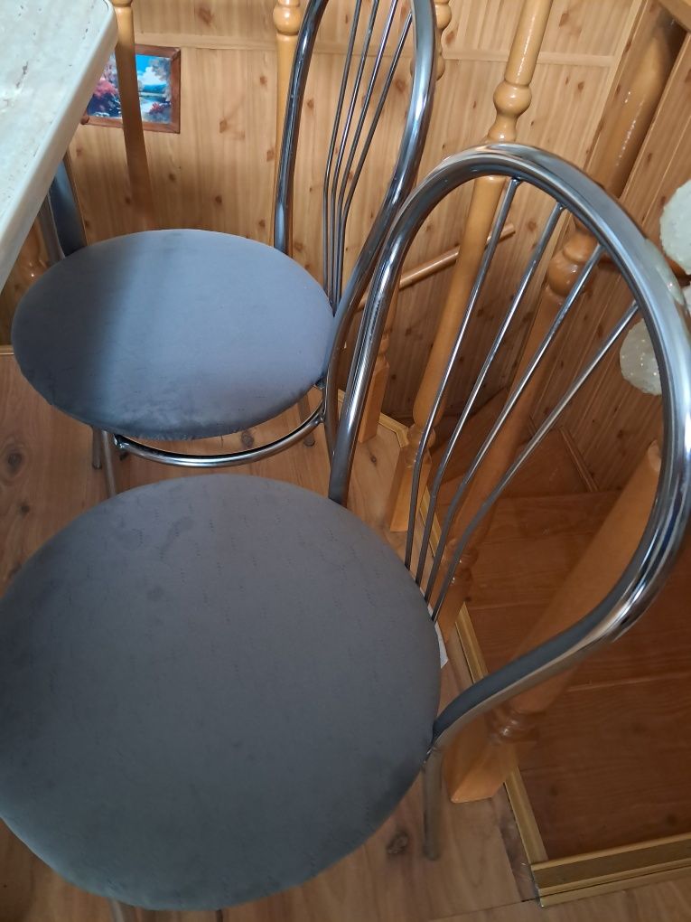 Stół kuchenny z 4 krzesłami
