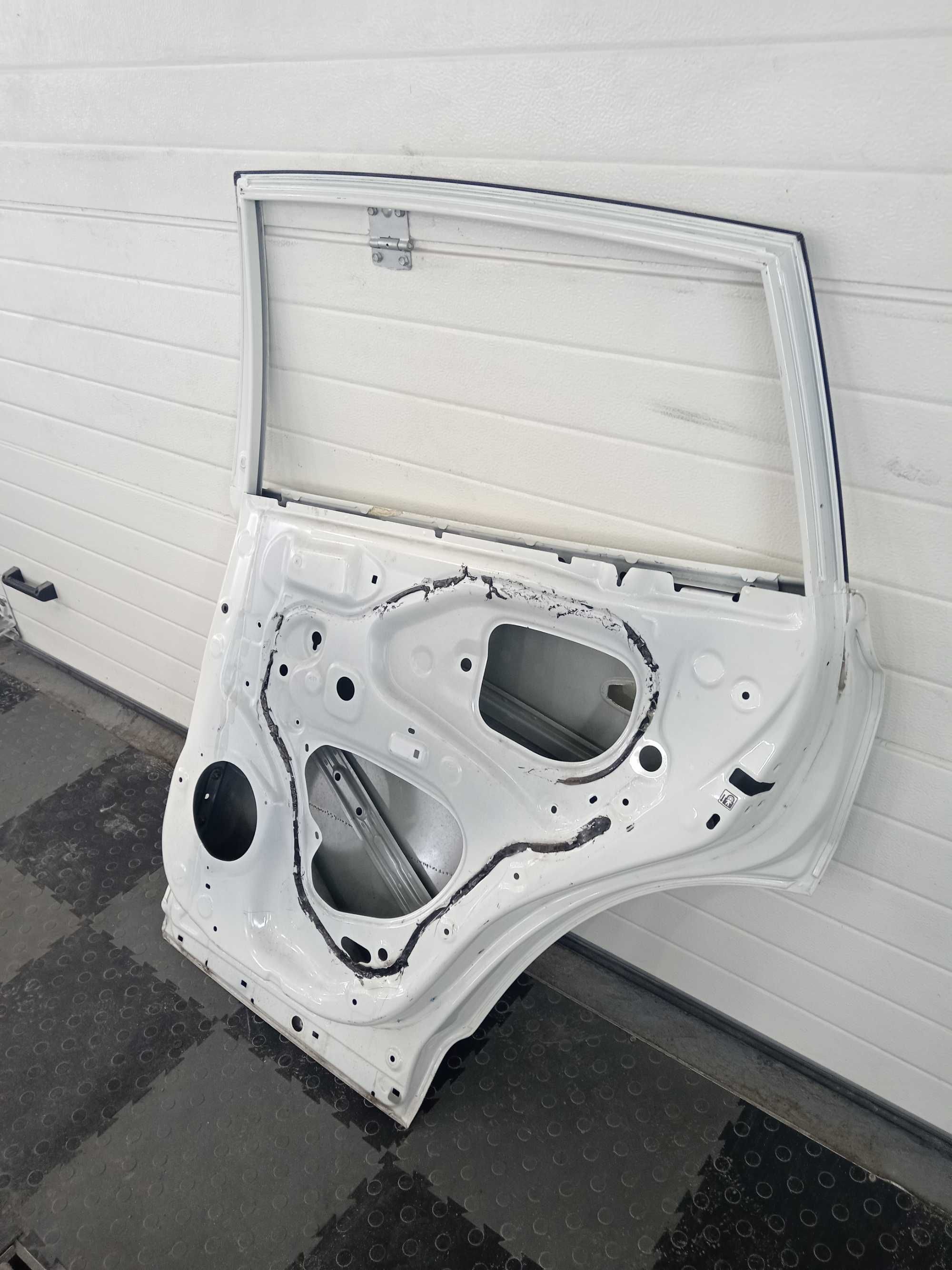 Двері задні праві Toyota RAV4 2013 - 2018