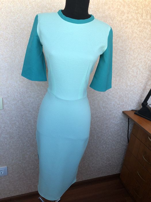 Продам платья и костюмы