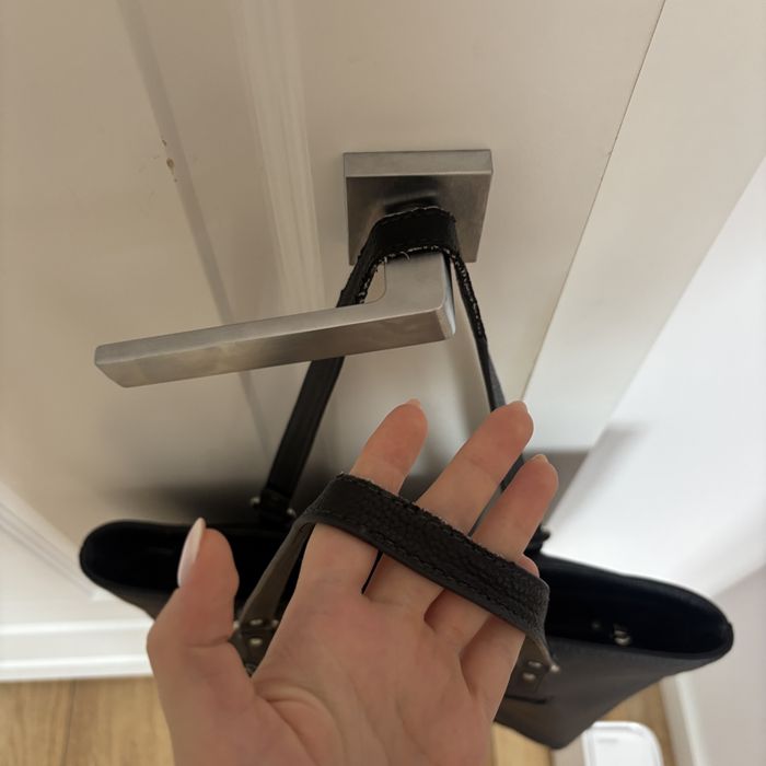 Czarna skórzana torba na ramię z wieloma przegródkami