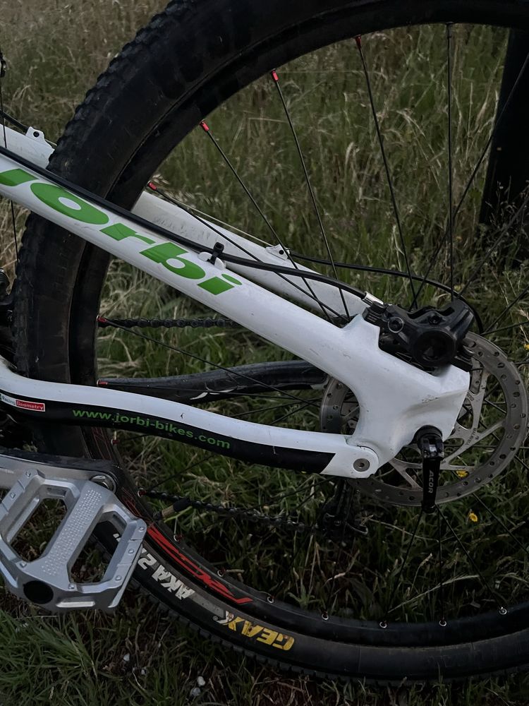 Bicleta jorbi race plus 27.5 carbono