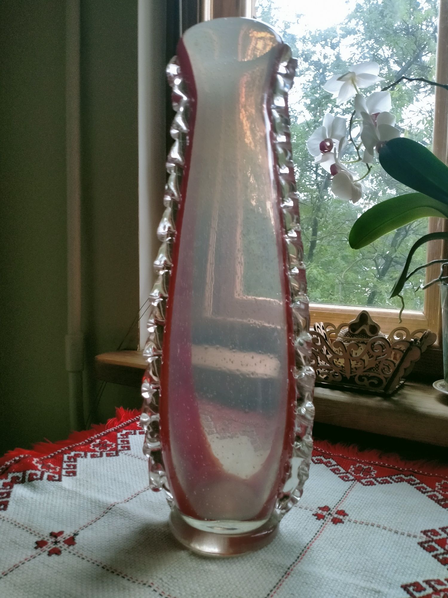 Красивые вазы из цветного гутного стекла и другая посуда