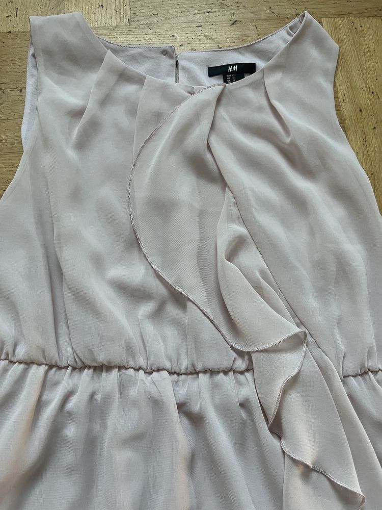 piękna sukienka z odkrytymi ramionami marki H&M