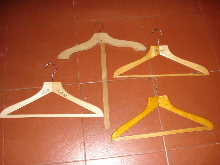 Conjunto de cabides antigos em madeira. Anos 50-70