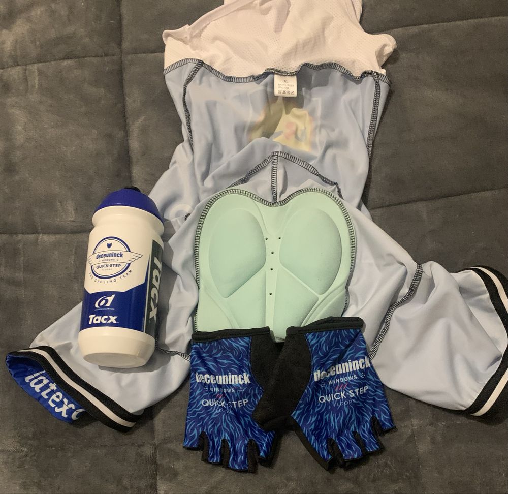 Equipamento de verao da Quick Step com luvas e um bidao novo