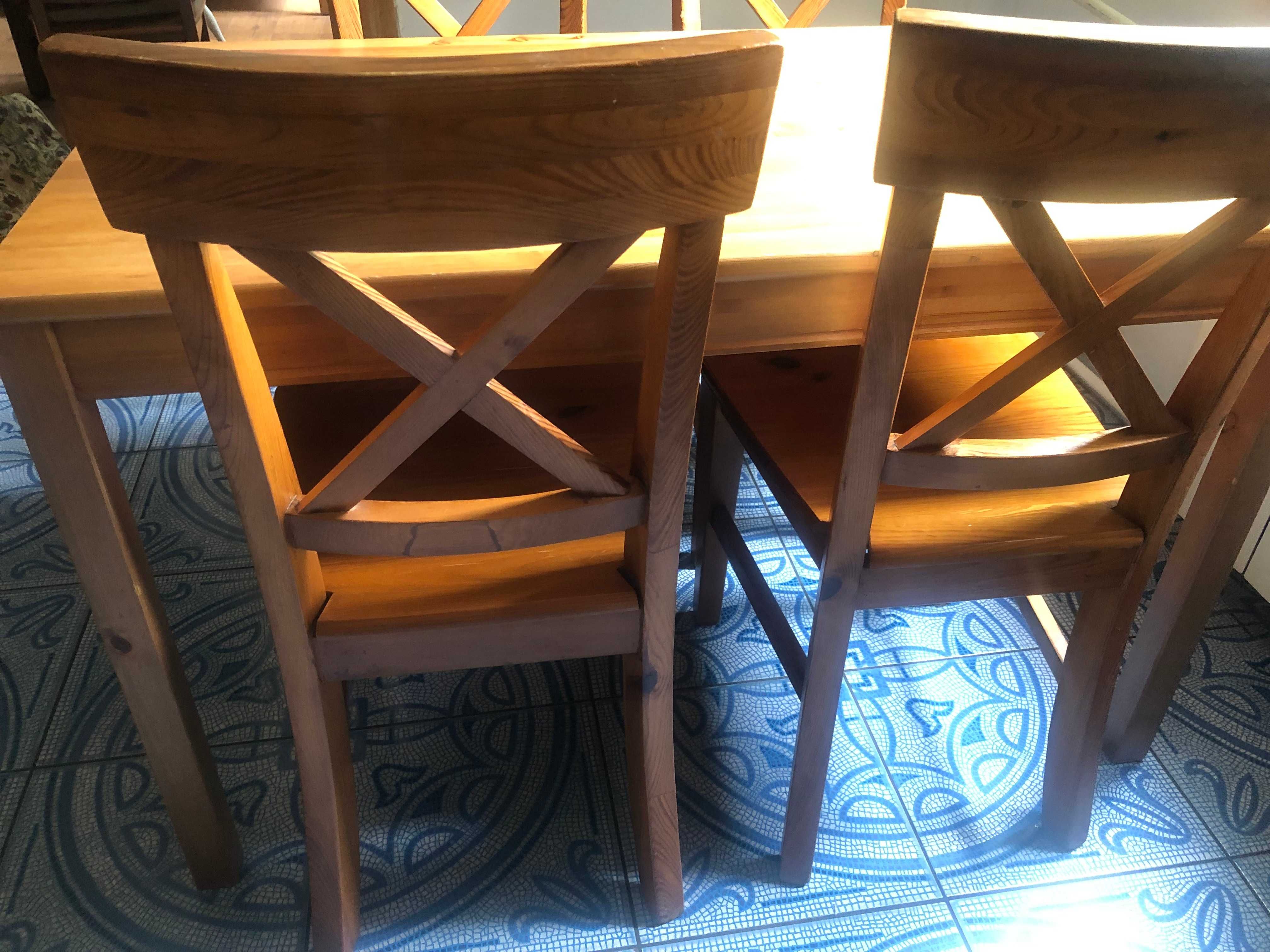 drewniane krzesła i stół