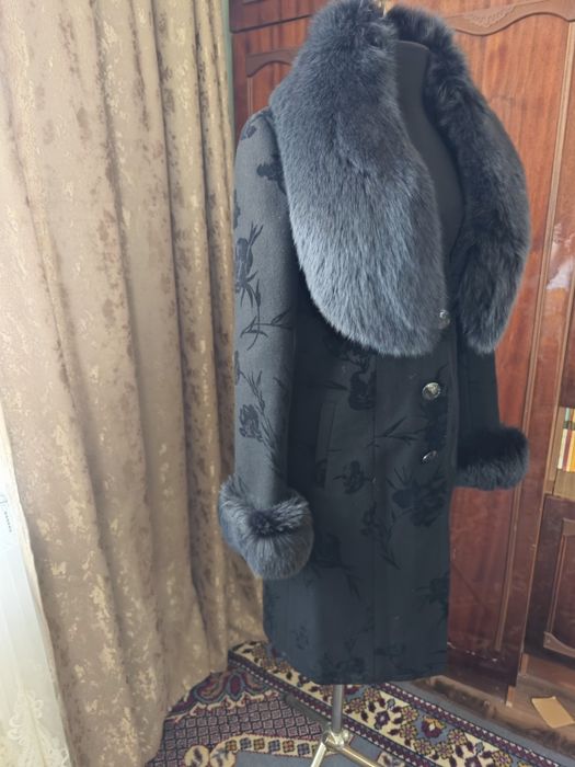 Зимовий плащ з песцевим коміром. Розмір 46