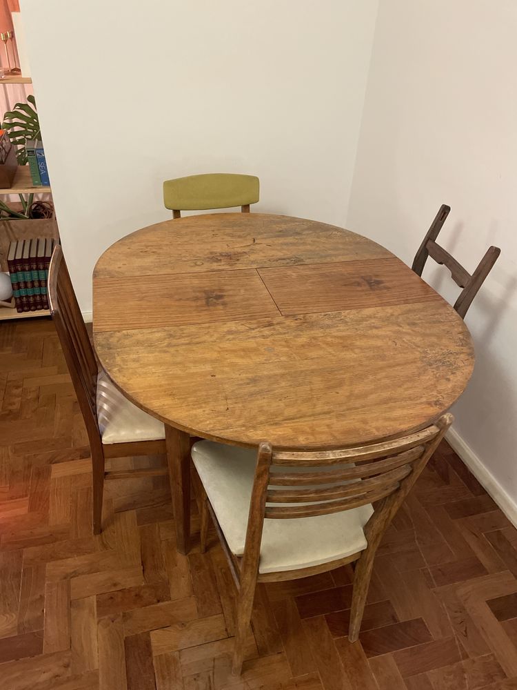 Mesa de jantar extensível em madeira maciça