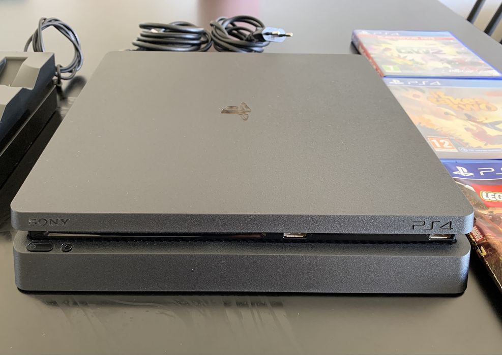 PS4 (PlayStation 4) c/ 2 Controles e 3 Jogos