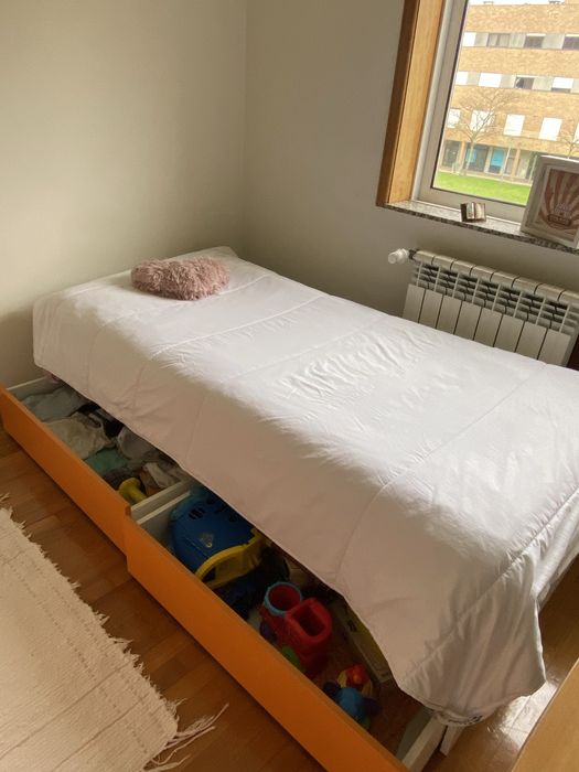 quarto: 2 camas, guarda roupa e secretària