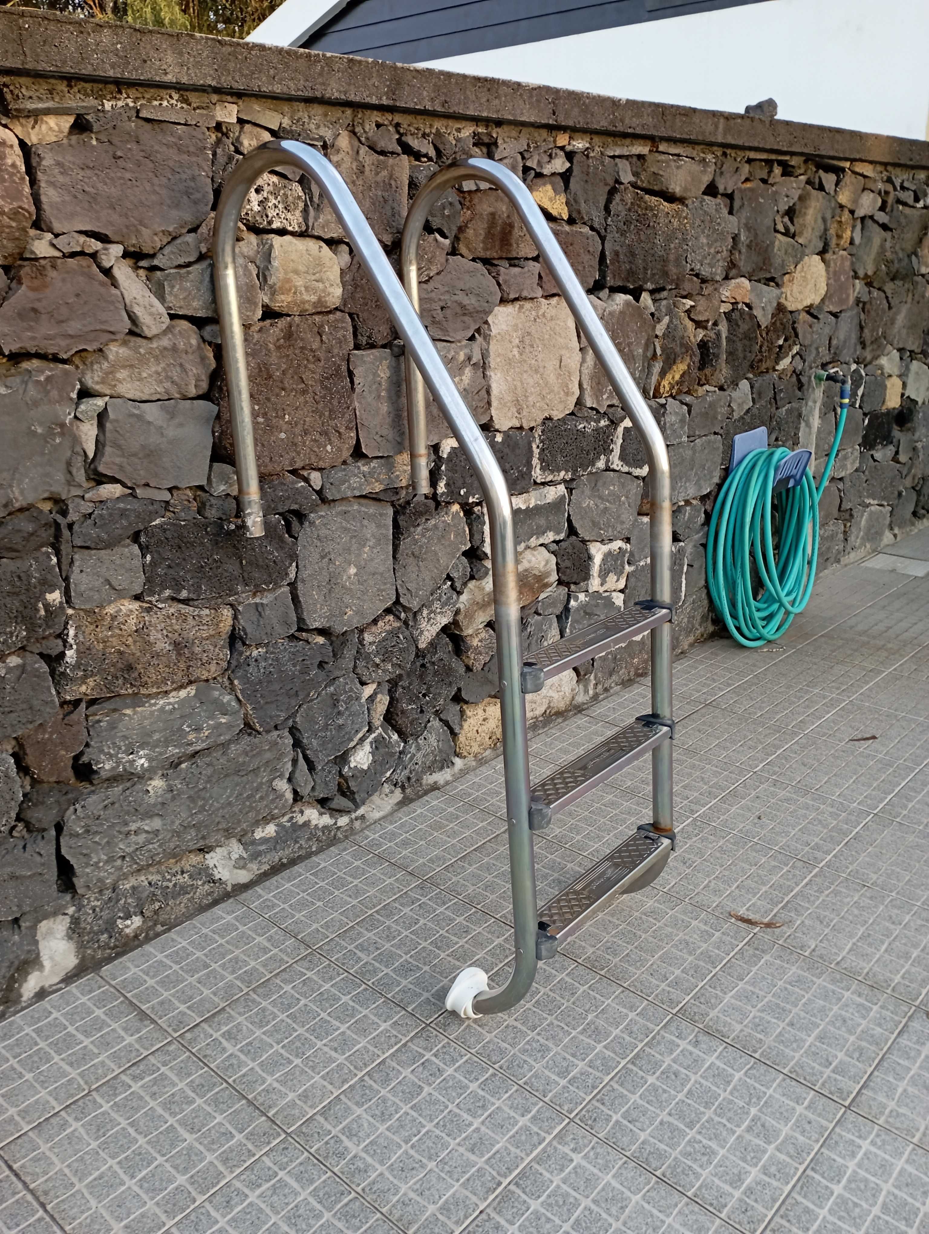 Escada de piscina em bom estado