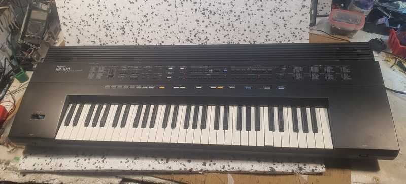 Keyboard Roland KR-100