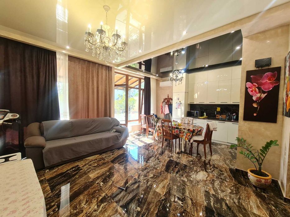 Хозяйский частный дом с гаражом на Таирова Левитана Королева