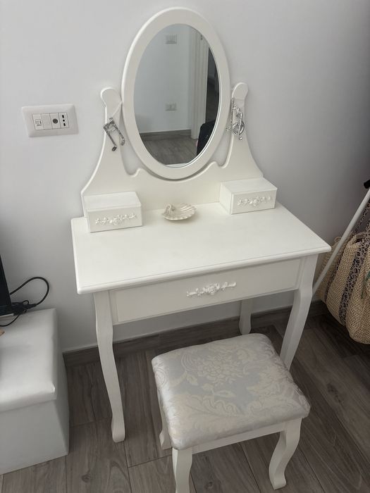 Продам туалетный столик