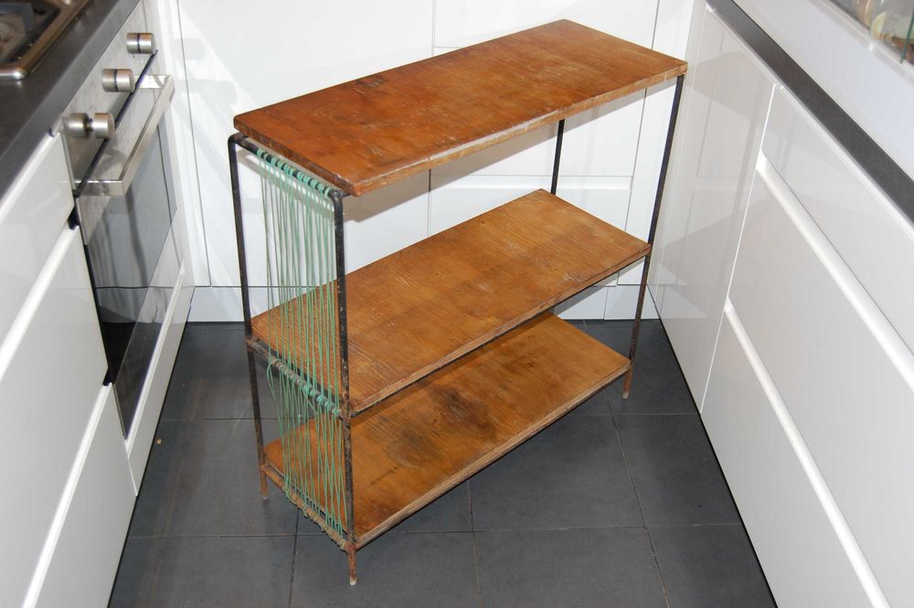 Regalik, etażerka metal-drewno, z oplotem igielitowym - PRL