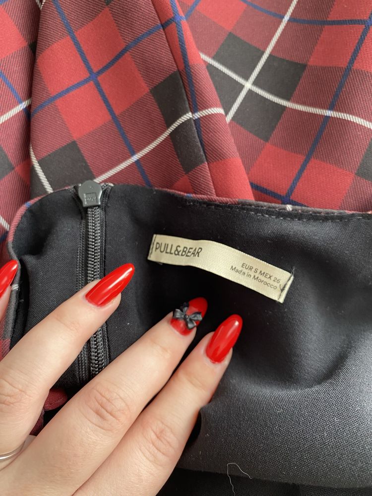Sukienka w kratkę pull and bear dopasowana czerwona
