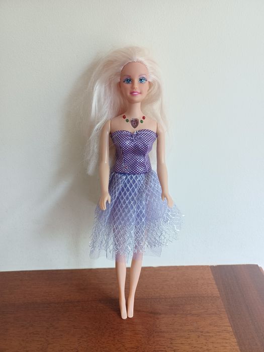 Lalka Barbie z długimi włosami