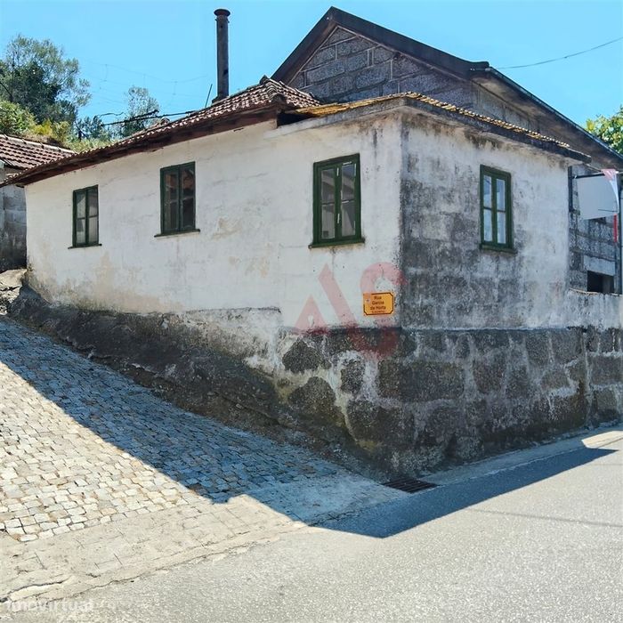 Moradia T2 , com 2 Quartos, Sala, cozinha, Wc e Anexo - para Restaurar