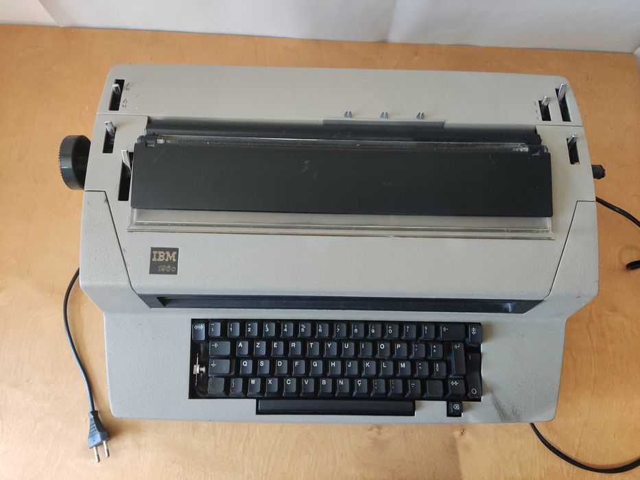 Máquina de Escrever IBM 196C – Para Reparação