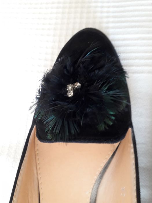 Sapatos pretos com aplicação