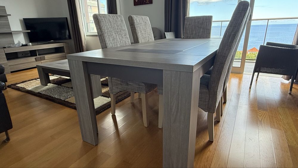 Mesa com comjunto de 6 cadeiras
