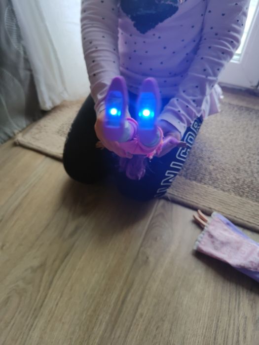 Lalka ze świecącymi podeszwami i dzźwiękiem.