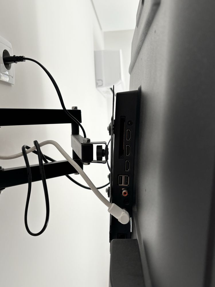 TV Smart com suporte de parede