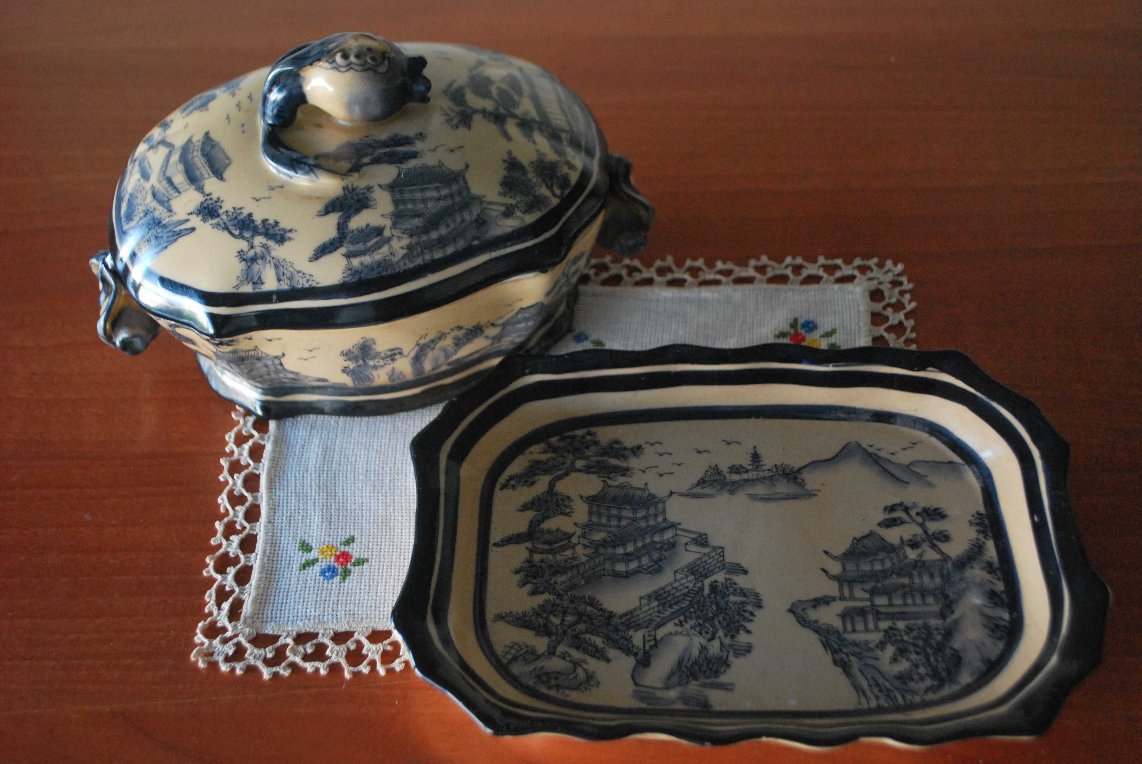 Terrina e Travessa em Porcelana Chinesa Paisagem e Pagodes