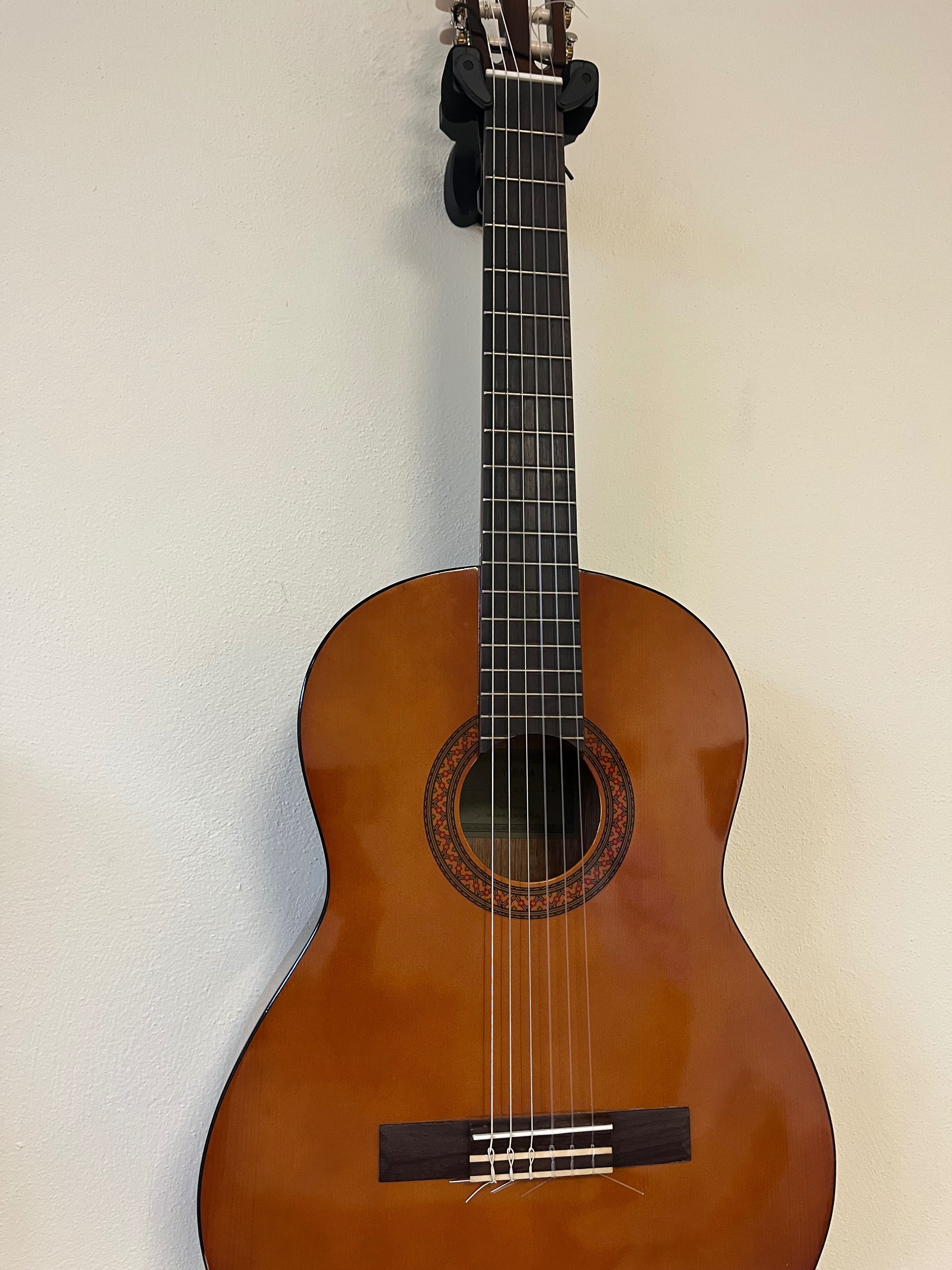 Yamaha C40 + correia