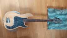 Gitara basowa typu fretless bezprogowa